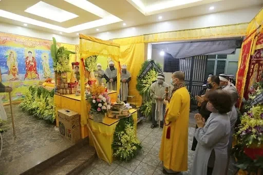 Lễ cúng cơm 49 ngày và 100 ngày có ý nghĩa gì? Tìm hiểu phong tục truyền thống